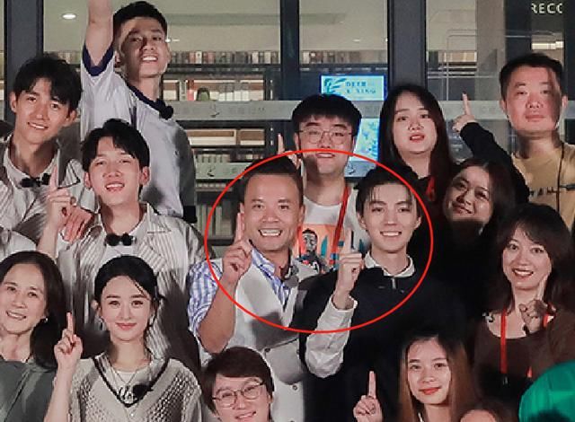  王俊凯|《中餐厅4》顺利杀青，看到王俊凯合照旁边是谁，真实关系很明显