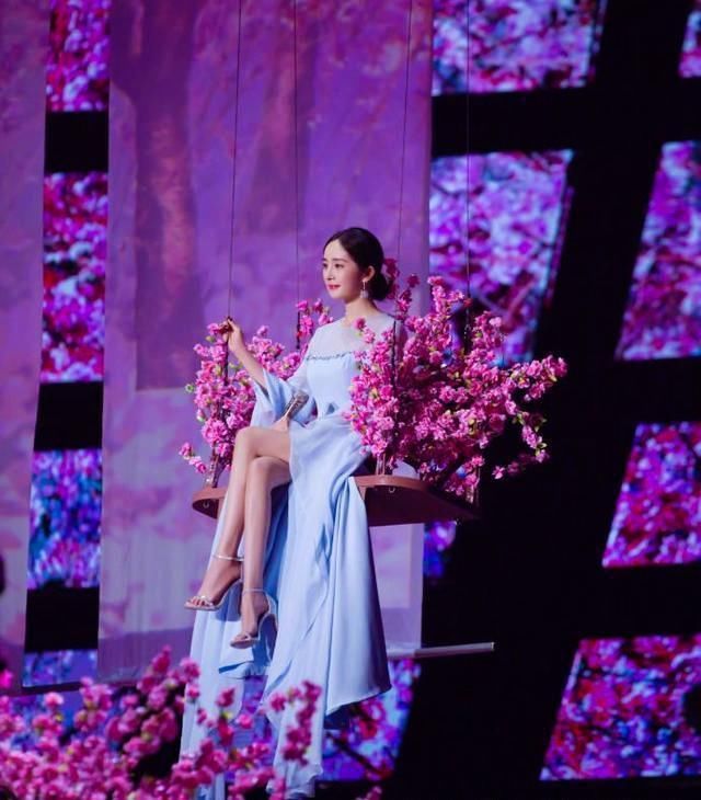  嗓子|明星演出时话筒没声音，吴亦凡，千玺扯着嗓子唱，蔡徐坤太机智！