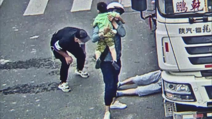  祖孙二人|搅拌车把祖孙二人卷入车底！关键时刻钻进去救人的上海爷叔找到了