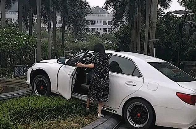  女司机|粗心女司机开上绿化带，下车第一件事先拍照，之后淡定等待救援