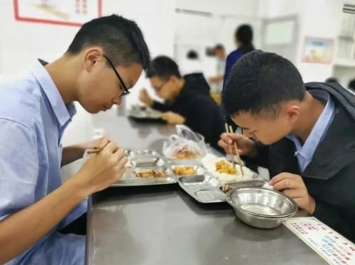 食堂|“像老师备课一样”制定食谱，这样的食堂我要打卡