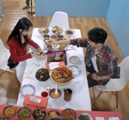 小心|王一博和赵丽颖吃螺蛳粉,谁注意丽颖坐下时的举动?太小心了