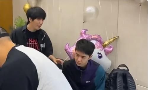  心脏|《街舞》王一博累到躺地，脸色煞白被布布做心脏复苏，请不要这么累了