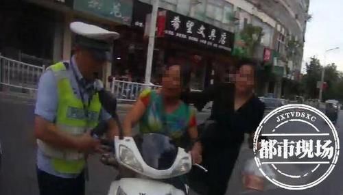 围观|女子骑车未戴头盔被拦，竟“抡鞋”抽打交警？围观群众看不下去了