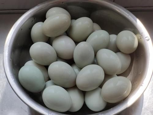 咸鸭蛋|如何保存生的咸鸭蛋黄?其实很简单,什么时候需要拿出来都可以