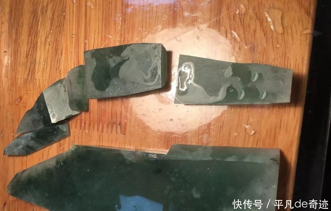  去年|小伙去年前花8万买了块翡翠原石，如今拿出来切，去皮后蒙圈了！