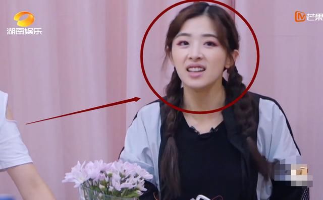  小龙虾|三个人一起吃小龙虾，谁注意蓝盈莹脚放哪了？素质是装不出来的