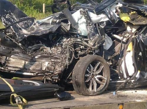  高速公路|男子高速将老婆踹下车，只因老婆抢夺方向盘，网友：做得很对