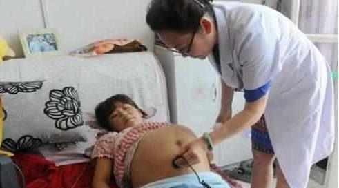  丈夫|妻子怀孕3个月肚子，却像9个月的一样大，丈夫吓坏，医生大笑