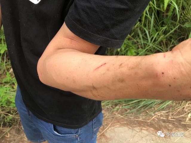 抓捕队员|场面惊险!广西缉毒警与毒贩同时跌落10米陡坡,身体多处受伤仍不放弃抓捕