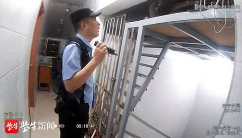 敲门|为了找到割腕男子,民警深夜挨家挨户敲门
