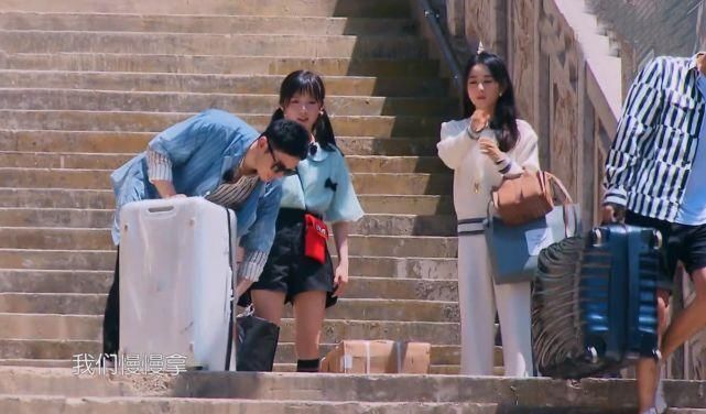  东风|借赵丽颖东风，这个备受争议的芒果小花要再次崛起？