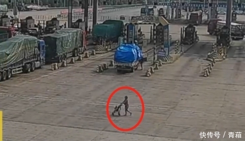  人才|男子因路费将妻儿扔高速，次日收到岳父400块才接人，网友：人才