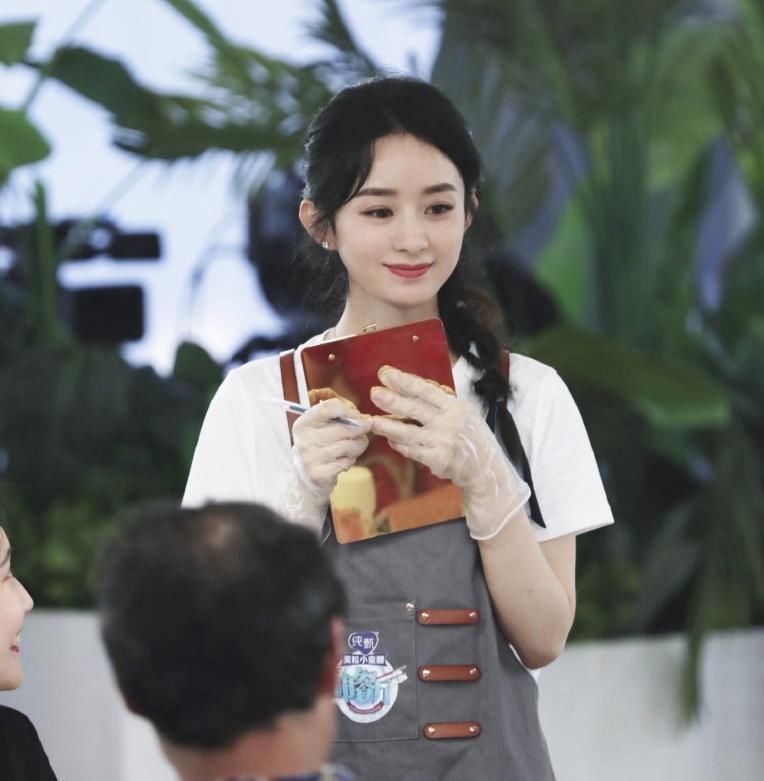  干活|赵丽颖干活突然被黄晓明叫住，她下意识的反应，太让人心疼了