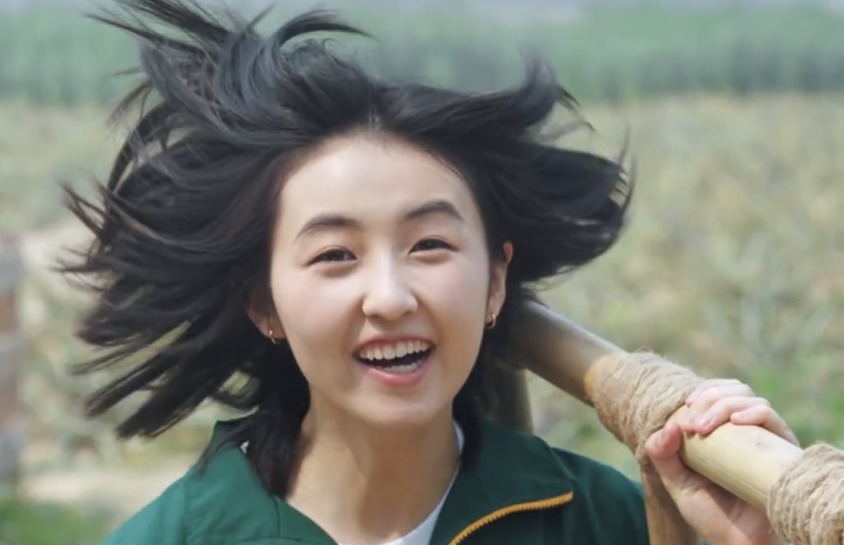 画风|《向往4》更新宣传片,张子枫扛梯子飞奔,蘑菇屋画风跑偏太沙雕