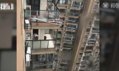  风吹|老人关窗被风吹落坠亡 官方回应：无质量问题