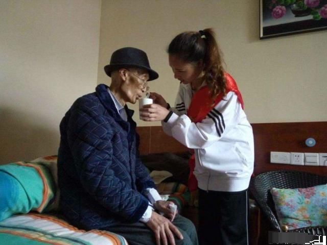 流浪|都是自己的家，却像在流浪，农村老人该不该吃“轮饭”？我们来看看