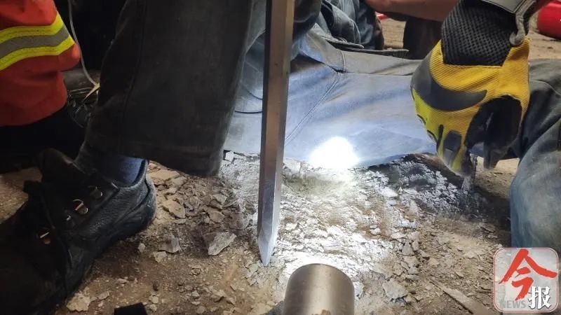  臀部|救援！广西一厂区工人坠入深坑，臀部被钢筋刺入，动弹不得！