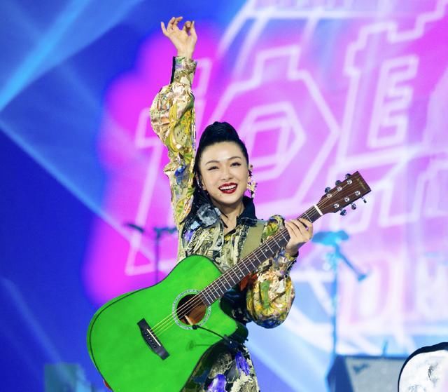  黄圣依|《乘风破浪的姐姐》最新排名：吴昕第4，万茜第2，榜首厉害了！