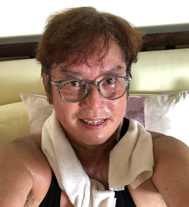  背心|69岁谭咏麟近照罕曝光！穿贴身背心胸肌壮硕，年近古稀仍高大威猛