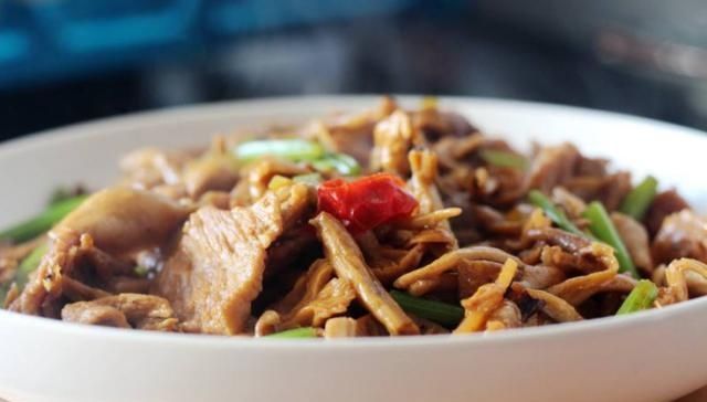 猪肉|炒猪肉时,直接下锅炒是大错特错多加一步,猪肉更香嫩还不粘锅