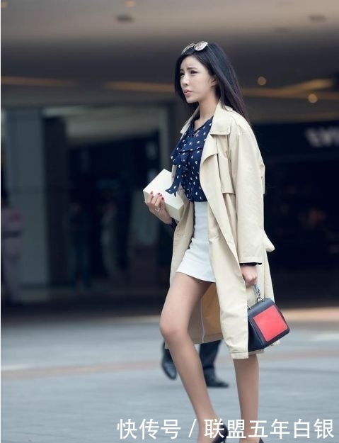 笑容|街拍小姐姐甜甜的笑容真好看,走起路来,气场十足