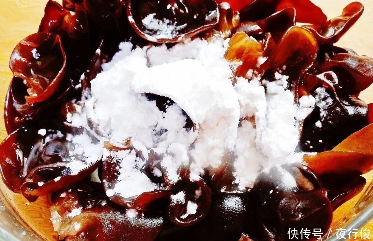 牢记|泡木耳时,牢记3个技巧,3分钟全泡开,木耳又大又干净