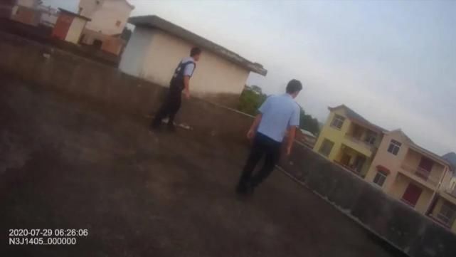  相逼|警方追捕，毒贩为逃脱抓捕居然以“死”相逼...