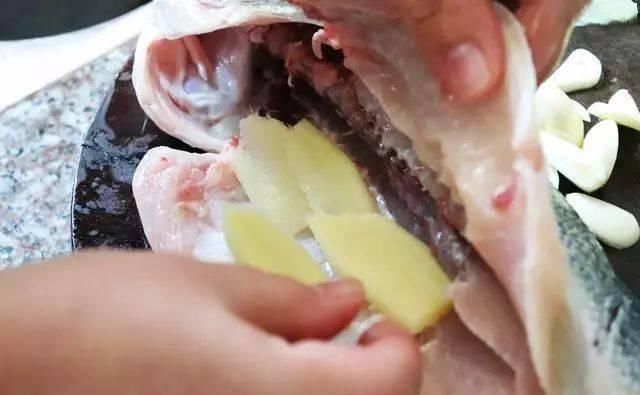  正确|过年蒸鱼时，冷水上锅还是热水？教你正确做法，鱼肉鲜嫩可口还没腥味