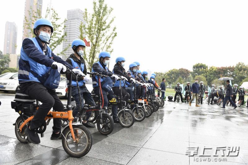 交警|世界无车日，长沙交警倡导绿色交通文明骑行，还给外卖小哥、快递小哥送头盔……