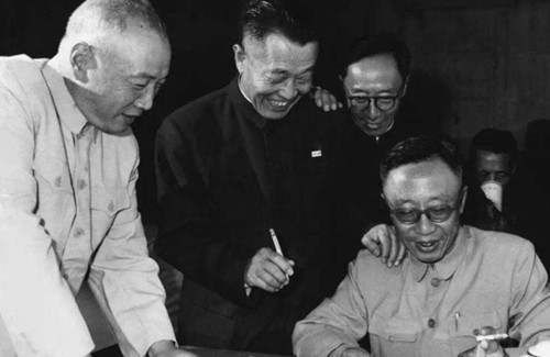 宝贝|溥仪重回故宫参观,从龙椅下拿出一个东西,激动道:这是我的宝贝