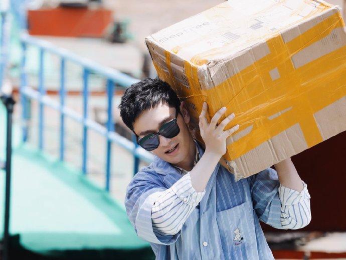  脱妆|《中餐厅》黄晓明来回10趟搬行李，累到脸肿脱妆，节目组过分了