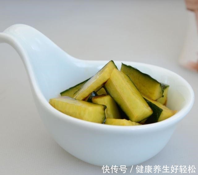 凉拌|凉拌黄瓜这样吃,方便又快捷,一次一盘都不够