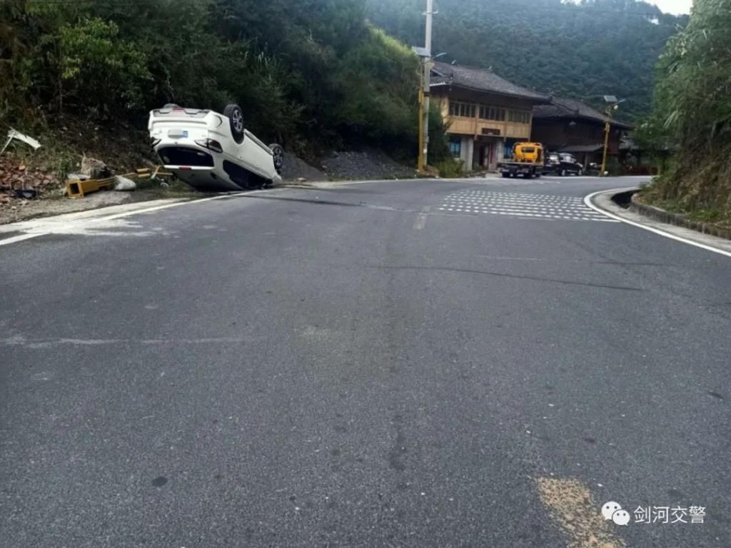  居然|黔东南一男子开车时擦了一把汗居然发生车祸