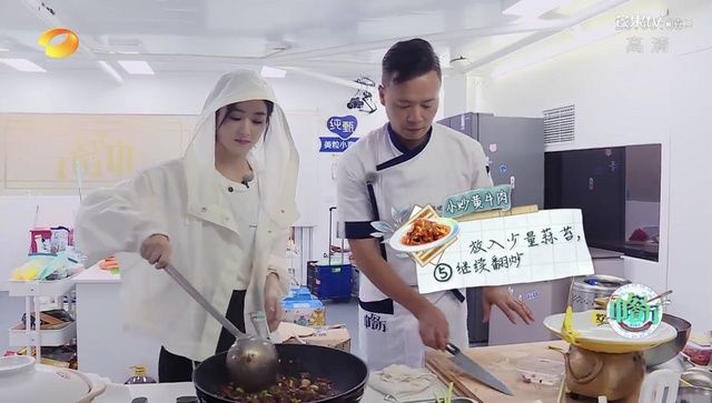  王牌|《中餐厅第四季》赵丽颖做“炊烟小炒黄牛肉”，黄晓明拍照点赞