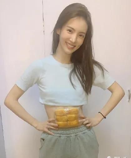  没胸|靠完美腹肌上热搜，一人吊打十个韩团的她，居然被人说没胸没臀？
