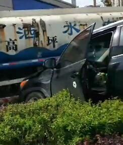  天来|天来豪庭附近发生车祸，一车侧翻冒烟，一车冲上花台撞到洒水车