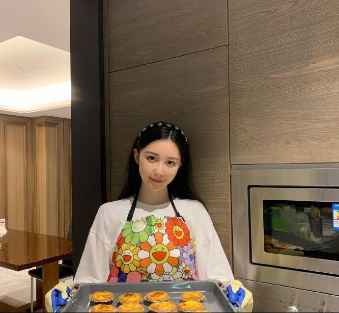  结婚|潘玮柏官宣结婚！晒全家福两人相互依偎，26岁妻子多才多艺颜值高