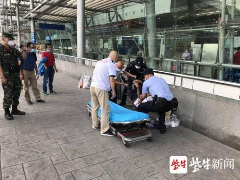  援手|男子刚出医院就倒在车站，南京铁警及时施援手救助