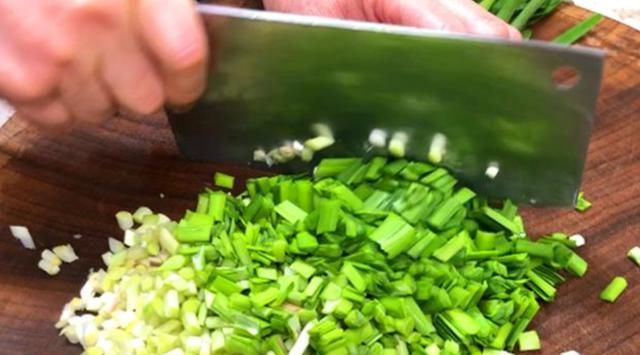  炒蛋|韭菜炒鸡蛋，先炒韭菜还是先炒蛋？行家都这么炒，鲜嫩翠绿营养高