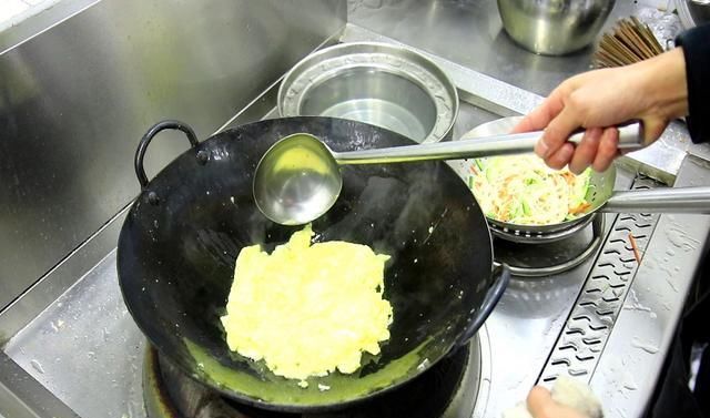  金针菇|金针菇加鸡蛋没想到这么好吃！鲜香十足下酒下饭，难怪家人都喜欢