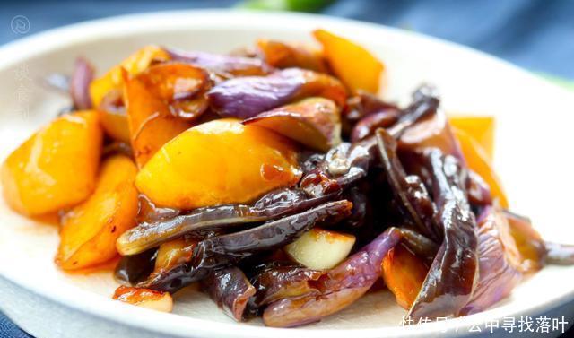  土豆一起烧|7月豇豆火了，遇见来10斤，和土豆是绝配，吃不完还能晒干冬天吃