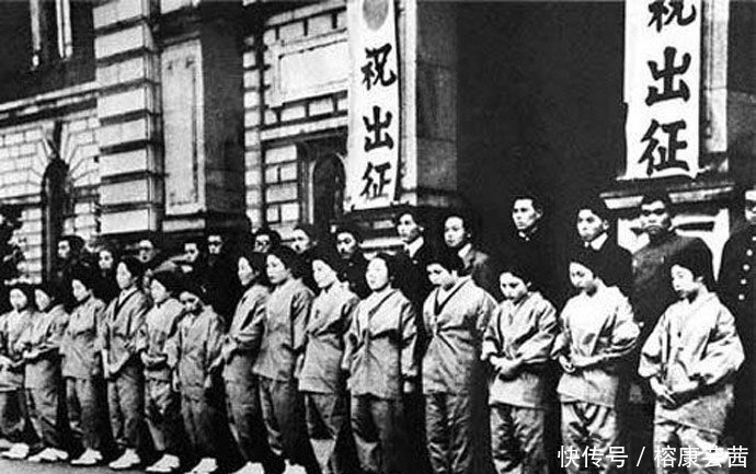 疯狂|二战老照片:战争时期日本女人比男人更疯狂,持枪上战场