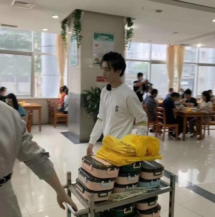 丽颖和王俊|王俊凯公开“怼”赵丽颖粉丝,得知真实原因后,网友:小凯怼得好