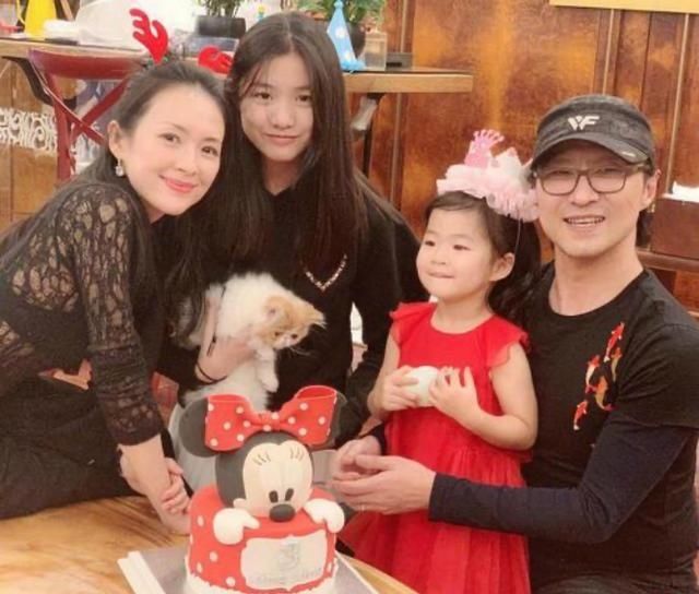  三轮车|汪峰全家农村体验生活，不会驾驶3轮连续撞墙，吓国际章大声喊叫