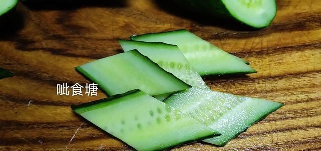 明白|黄瓜菱形片怎么切很多人一直没弄明白,其实只需2步就轻松搞定