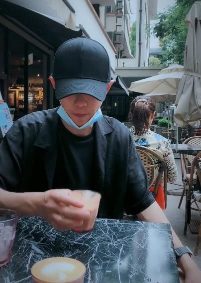 福利|肖战8月10日上线发福利！撸猫喝咖啡满屏小情调，粉丝大呼：好苏