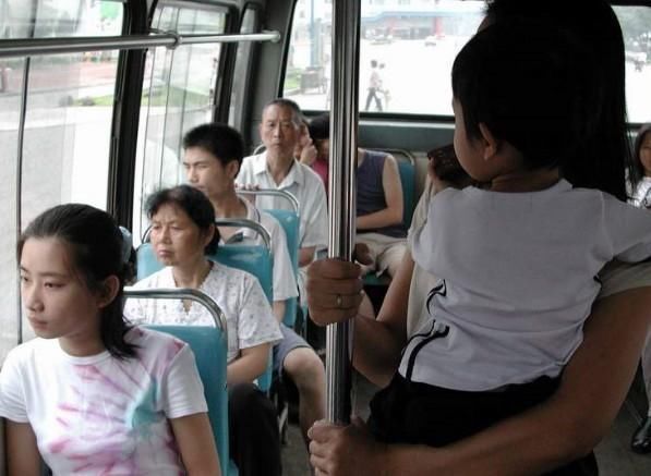 妈妈|公交上6岁男孩给老人让座，却被妈妈制止，乘客反而夸赞做得好