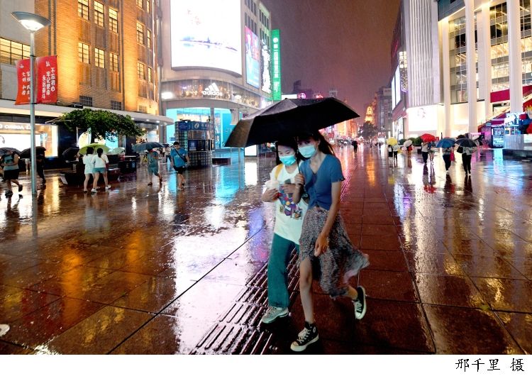 吹翻|台风“黑格比”经过上海同纬度，雨伞被吹翻，衣服全淋湿