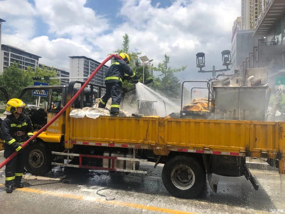  煤气罐|刚刚！贵阳观山湖区一车辆自燃，车上有6个煤气罐！